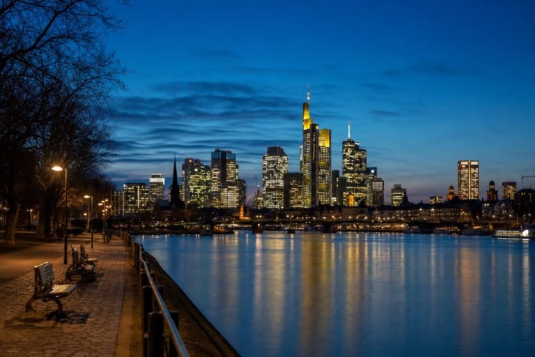 Frankfurter Skyline am Main während der blauen Stunde mit beleuchteten Hochhäusern